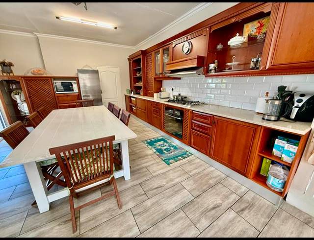 6 BEDROOM HOUSE FOR SALE IN SCOTTSVILLE